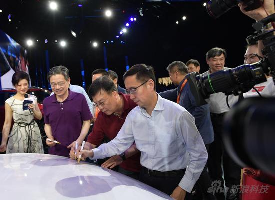 阿里巴巴集團CEO張勇在首發(fā)的新車(chē)上簽名
